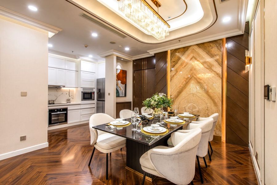 Khu vực bàn ăn liên thông với bếp — Diamond Crown Hải Phòng