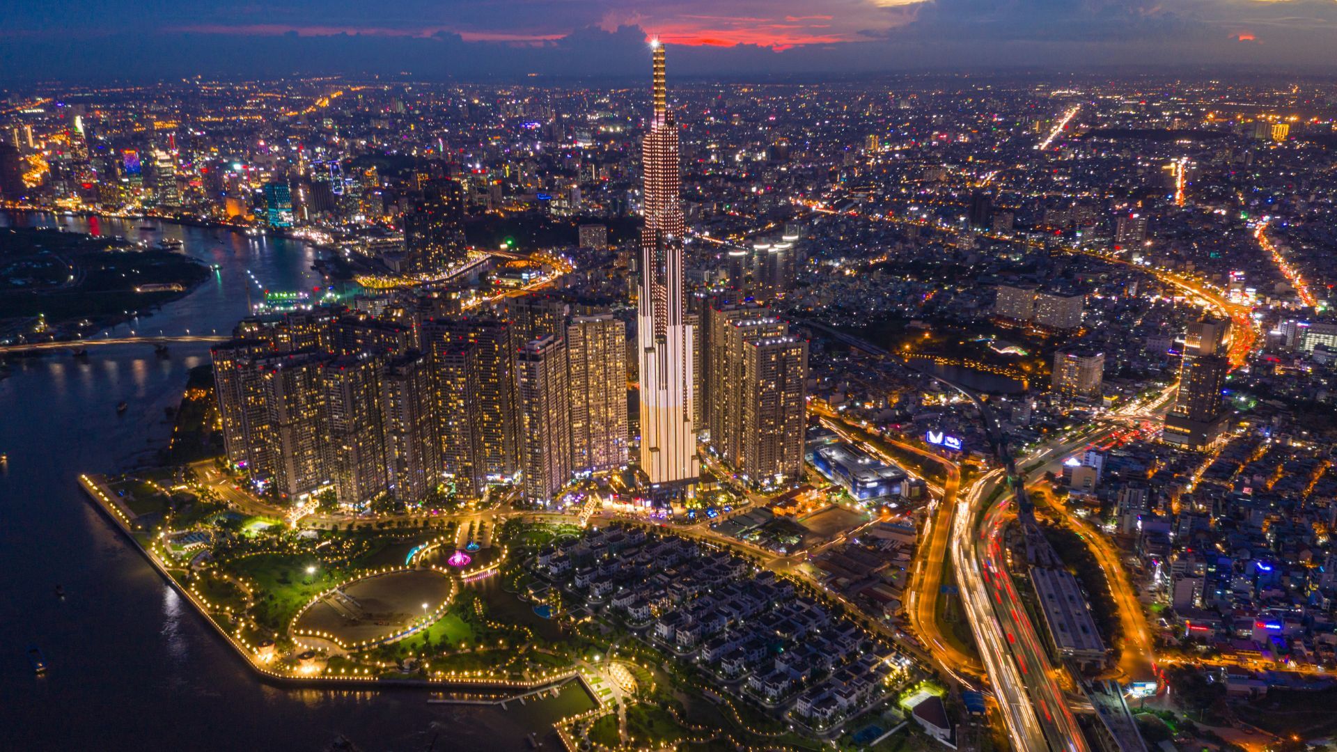 Toàn cảnh Landmark 81 và khu đô thị Vinhomes Central Park bên sông Sài Gòn về đêm